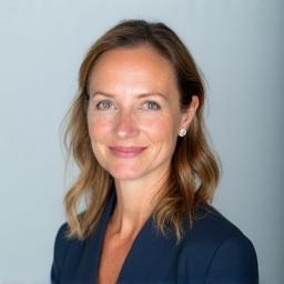 Portrett av Ingrid Larsen, daglig leder og marinbiolog, smilende og profesjonell for Rorbu Rute.